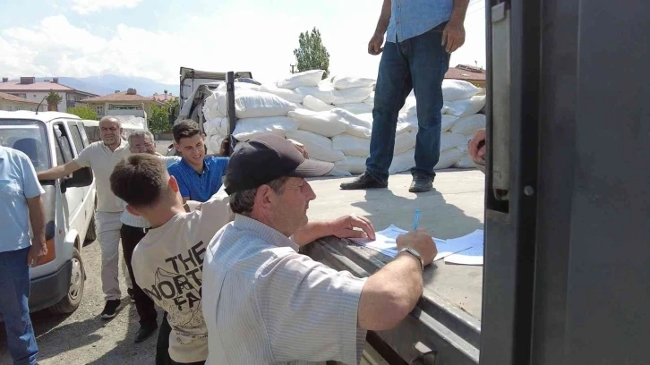 Erzincan’da bal üreticilerine şeker dağıtımı sürüyor
