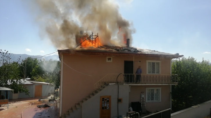 Erzincan’da çatı yangını
