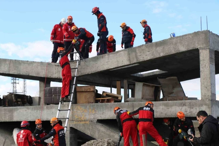 Erzincan’da gerçeği aratmayan deprem tatbikatı
