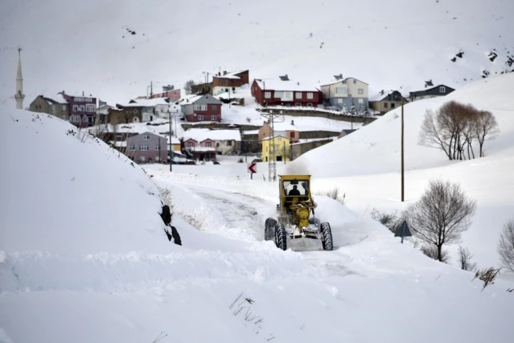 Erzincan’da kar ve tipiden 471 köy yolu ulaşıma kapandı
