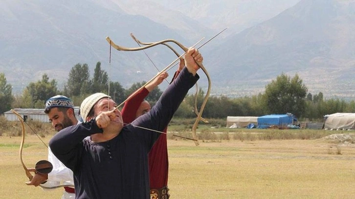 Erzincan'da kemankeşler, oklarını en uzağa atmak için yay gerdi