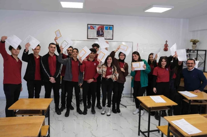 Erzincan’da öğrenciler karne heyecanını sazlı sözlü türkülerle yaşadı
