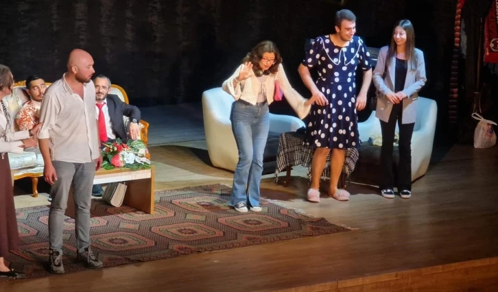 Erzincan’da "Dikkat Yalan Çıkabilir!" tiyatro oyunu sahnelendi
