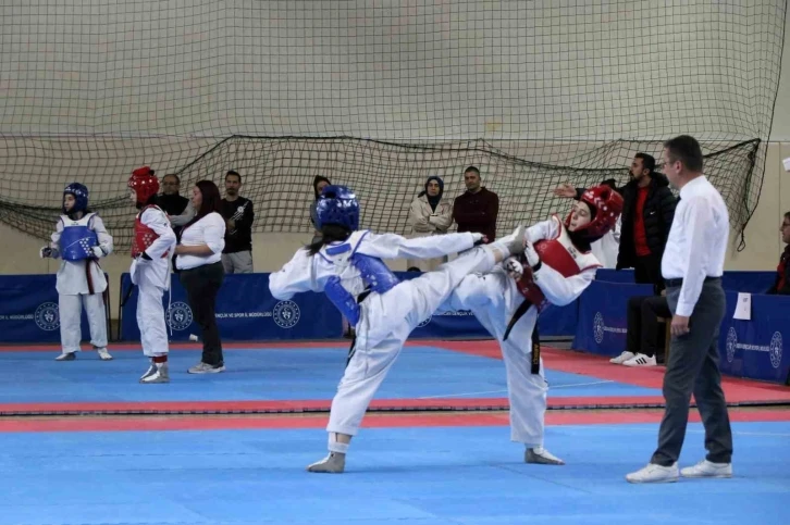 Erzincan’da Tekvando Okul Sporları Gençler Grup Müsabakaları başladı
