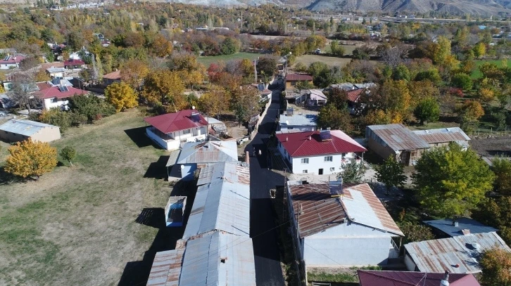 Erzincan’da toprak yollar asfaltla buluşuyor
