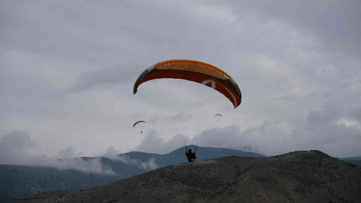 Erzincan’da Yamaç Paraşütü Hedef Şampiyonası
