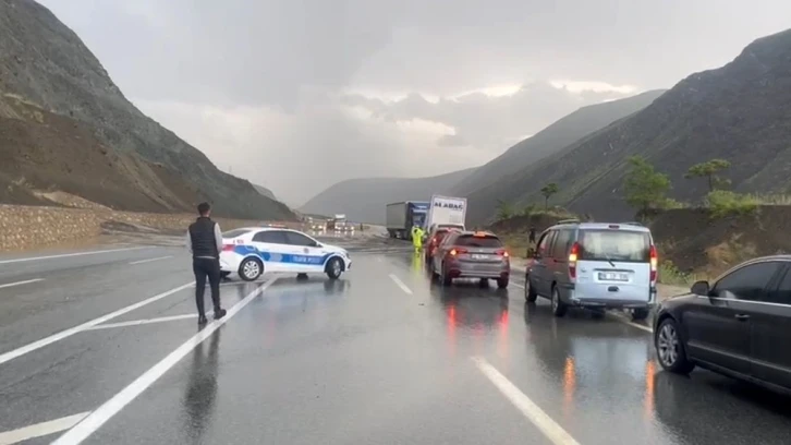 Erzincan - Sivas kara yolu heyelan nedeniyle ulaşıma kapandı
