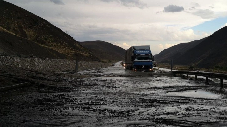 Erzincan-Sivas kara yolu ulaşıma kapandı