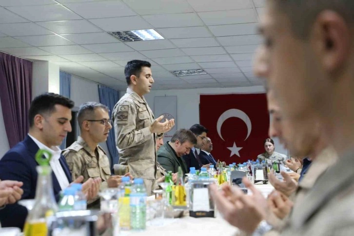 Erzincan Valisi Jandarma Personelleriyle İftar Yaptı