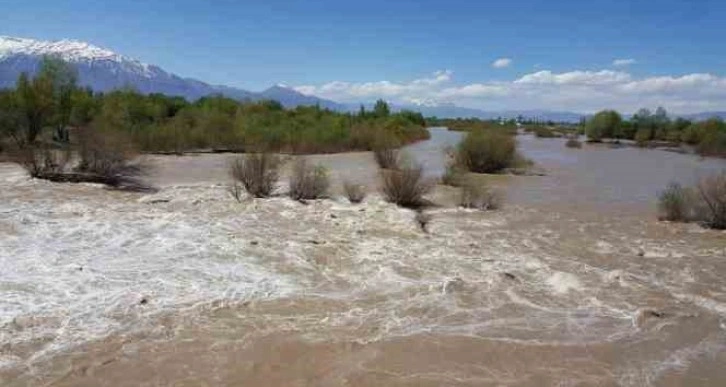 Erzincan’da yağmur yağışları nehir debilerini artırdı