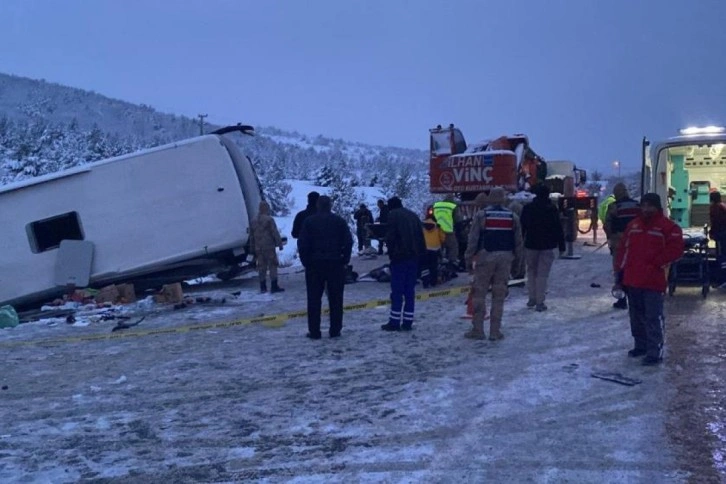 Erzincan’da yolcu otobüsü şarampole devrildi: 2 ölü, 21 yaralı