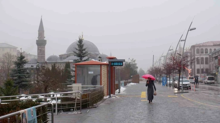 Erzurum’a yağış yağmur ve sisle geri döndü
