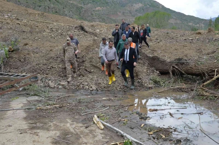 Erzurum’da heyelan nedeniyle 10 ev boşaltıldı, mezarlar tahrip oldu
