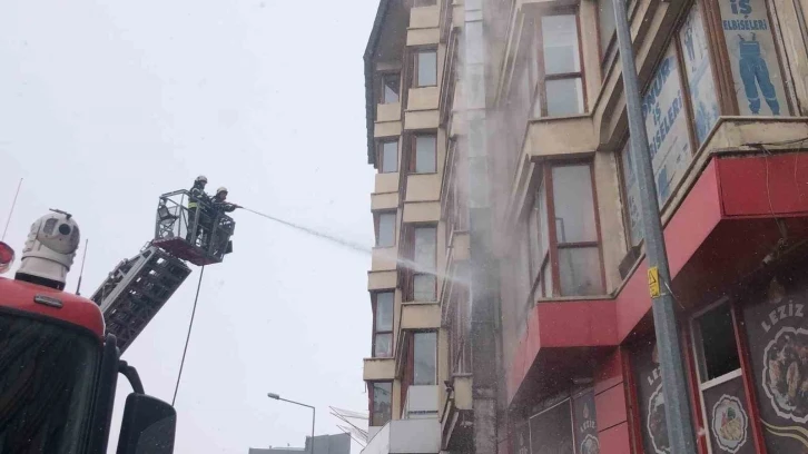 Erzurum’da işyerinin çatısında çıkan yangın itfaiye ekiplerince söndürüldü
