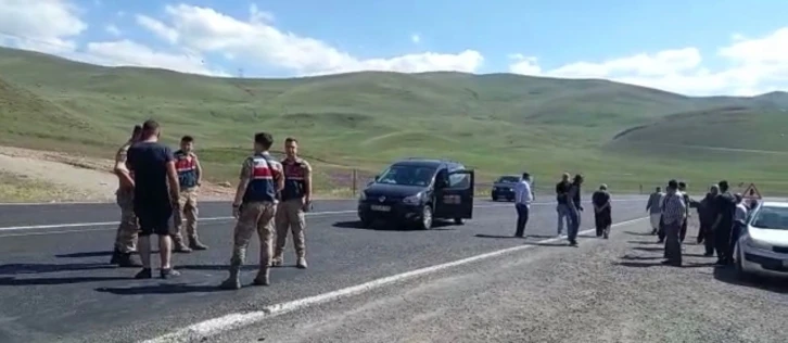 Erzurum’da kaza sonrası köylüler yolu trafiğe kapattı
