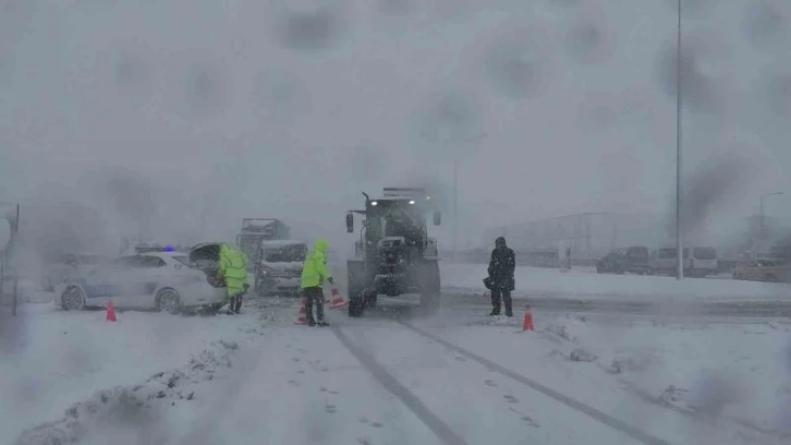 Erzurum’da ulaşıma kar engeli
