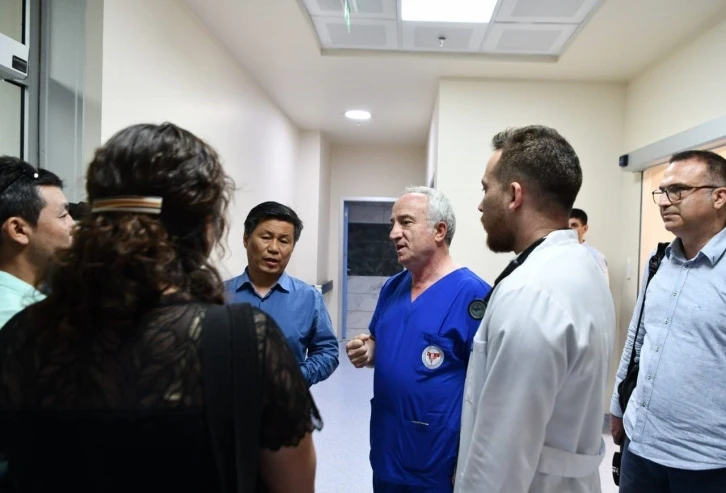 Erzurum’dan kongreye gitti, Bişkek’te Kırgız öğrencinin ameliyatını yaptı
