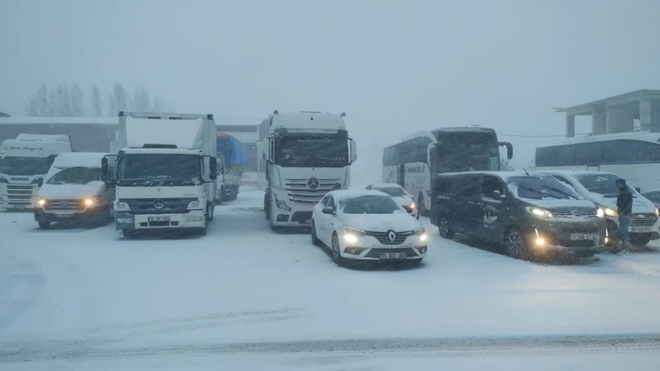 Erzurum’un Erzincan ve Bayburt yolları trafiğe kapatıldı
