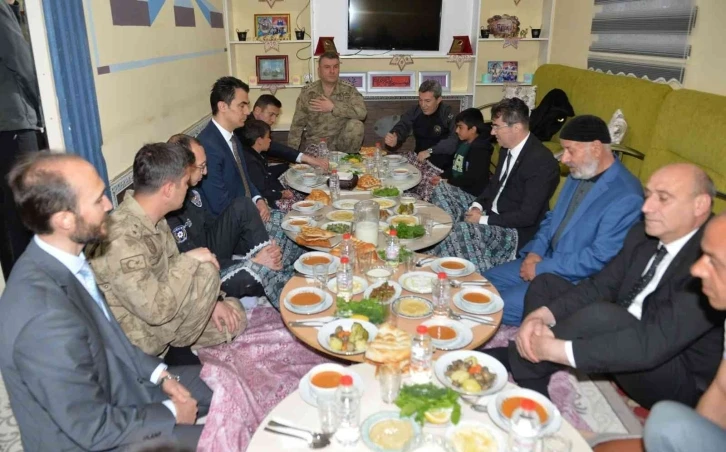 Erzurum Valisi Memiş, Atmaca ailesinin iftar sofrasına konuk oldu
