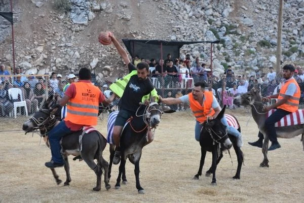 Eşek üzerinde 'Yörük futbolu' 