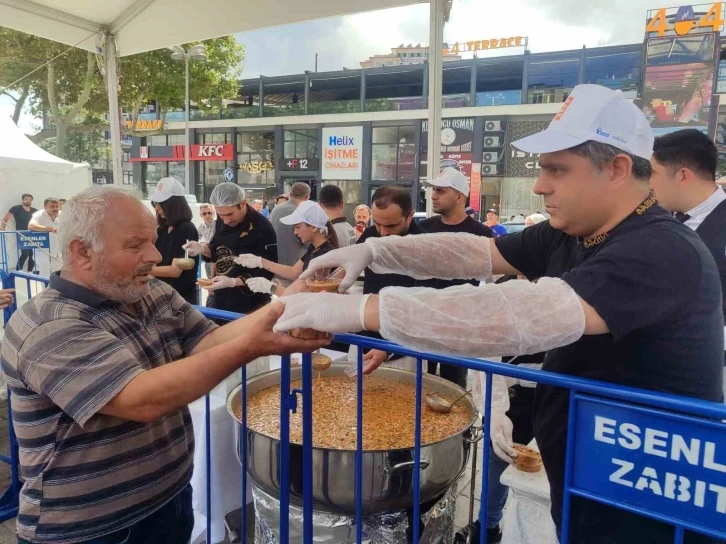 Esenler’de 12 bin vatandaşa aşure ikram edildi
