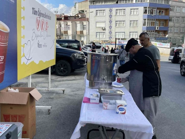 Esenler’de üniversite adayları ile yakınlarına çay ve çorba ikramı
