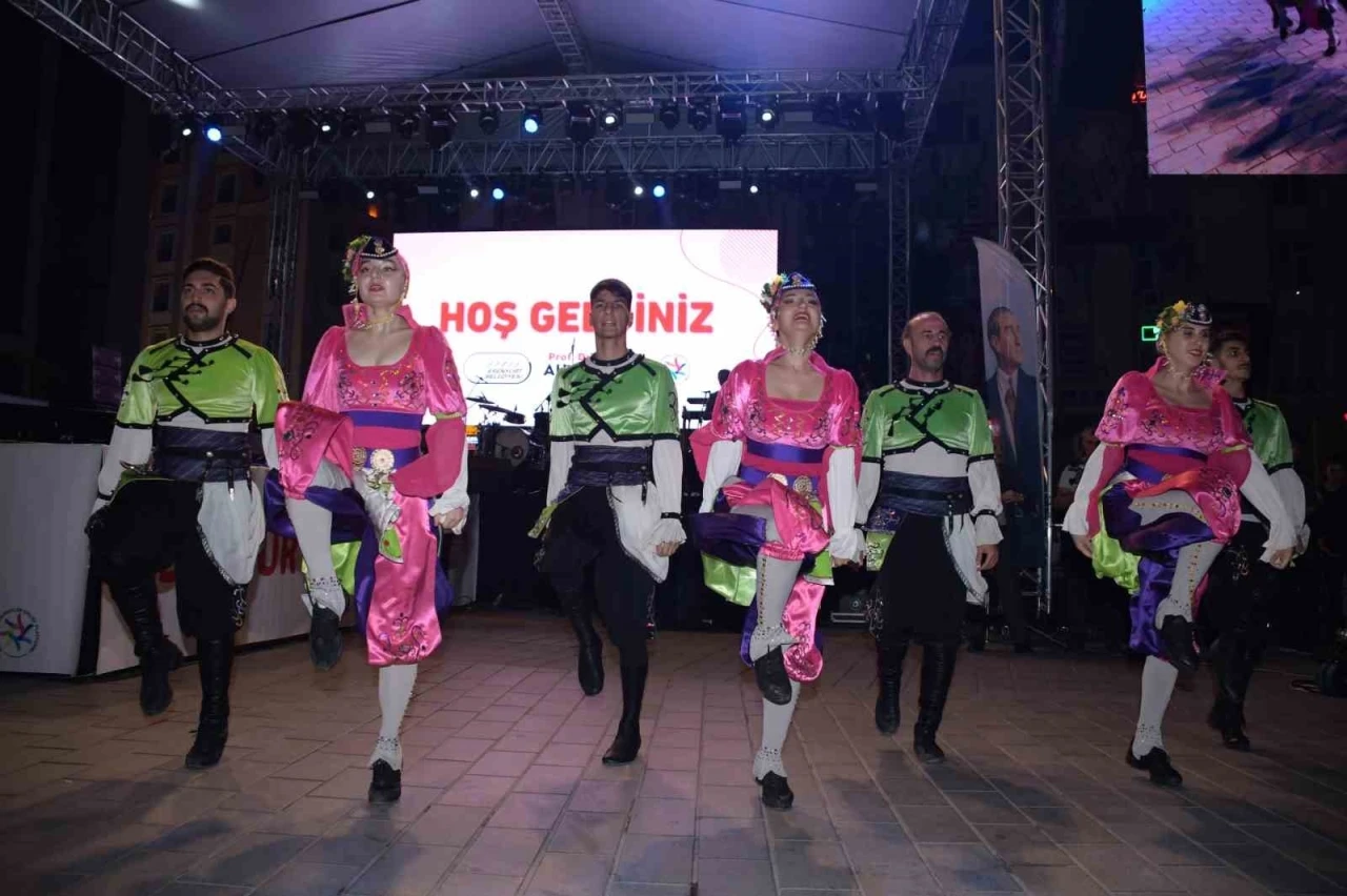 Esenyurt’ta 3. Kardeş Kültürler Festivali vatandaşların yoğun ilgisiyle başladı
