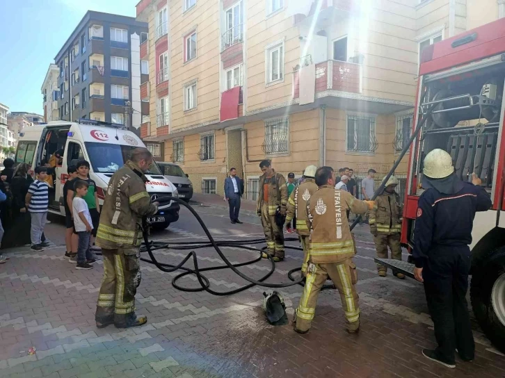 Esenyurt’ta çıkan yangında can pazarı: Binada mahsur kalanlar böyle kurtarıldı
