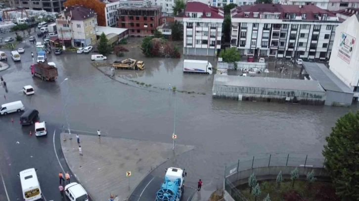 Esenyurt’ta etkili olan sağanak hayatı felç etti
