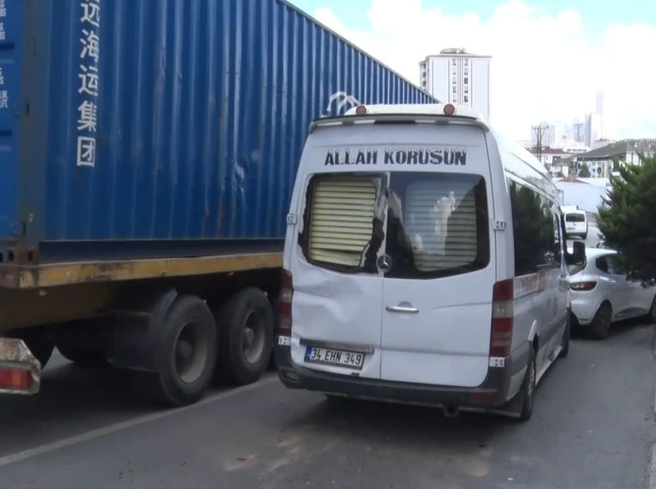 Esenyurt’ta freni boşalan tır, 5 araca çarptı: Yolun ortasında minibüsten inen kadın araçların arasında sıkıştı
