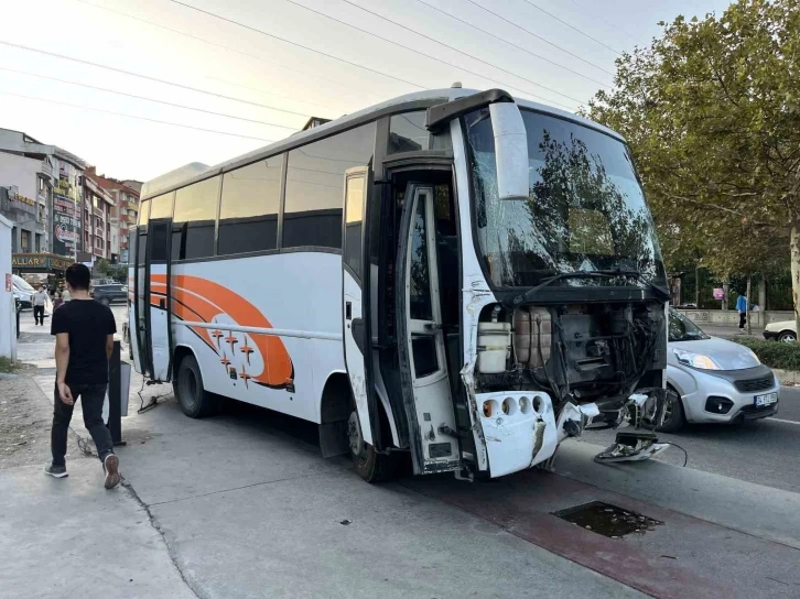 Esenyurt’ta freni patlayan servis minibüsü ortalığı birbirine kattı
