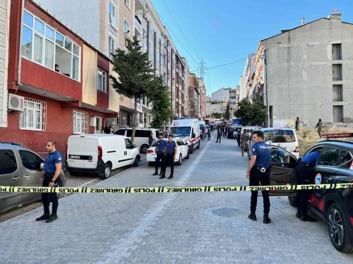 Esenyurt’ta korkunç olay; annesini ve iki kardeşini öldürüp intihar girişiminde bulundu
