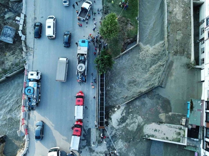 Esenyurt’ta su seviyesi yükselen Haramidere dronla görüntülendi
