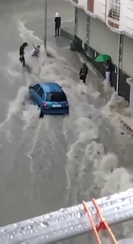 Esenyurt’ta sulara kapılan bir çocuk son anda kurtarıldı
