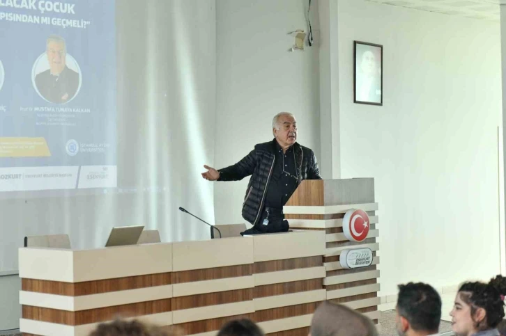 Esenyurt’ta üniversiteye hazırlanan gençlere seminer verildi
