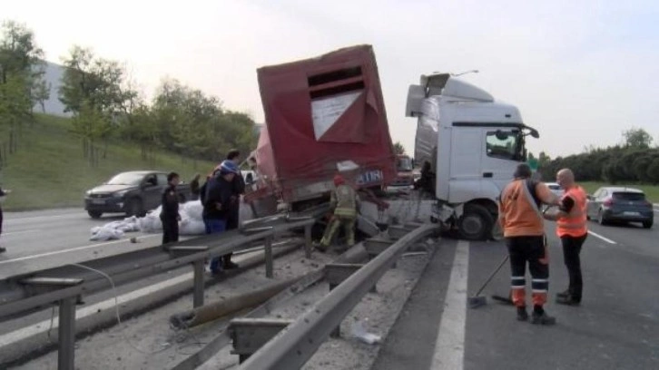 Esenyurt TEM Otoyolu'nda inşaat malzemesi yüklü TIR bariyerlere saplandı