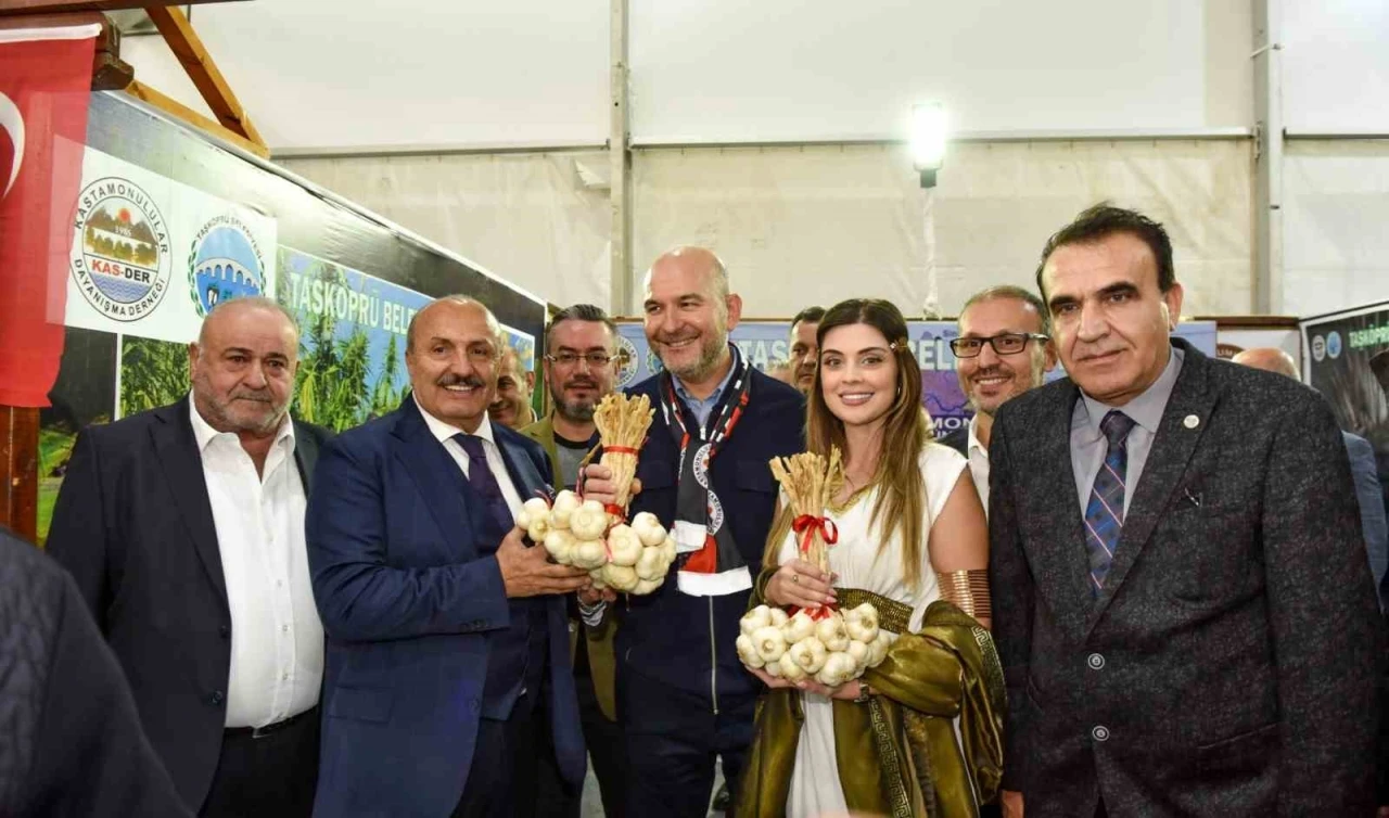 Eski Bakan Soylu, İstanbul’da vatandaşlara Taşköprü sarımsağı dağıttı
