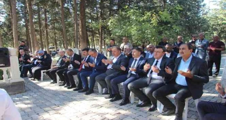 Eski Belediye Başkanı Bulut mezarı başında anıldı