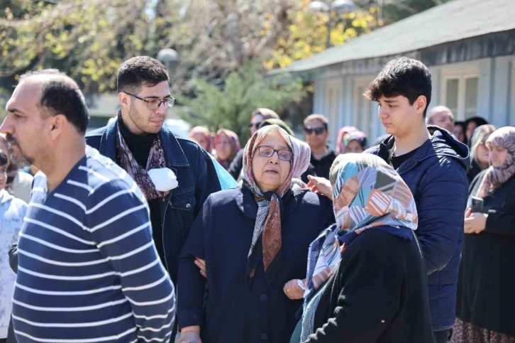 Eski eşinin öldürdüğü kadın doktor gözyaşları içinde toprağa verildi
