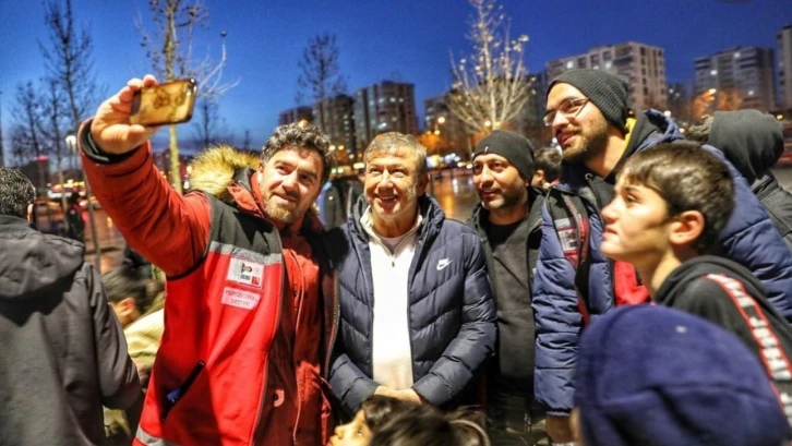 Eski futbolcu Tanju Çolak’tan Diyarbakırlı depremzedelere yardım
