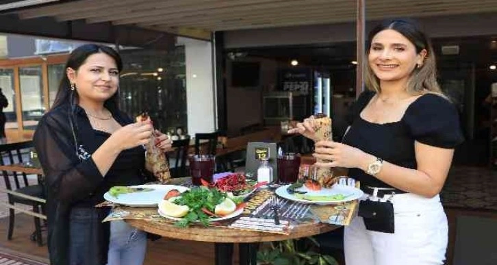 Eski usul Adana Kebabı yeniden yapıp satmaya başladı