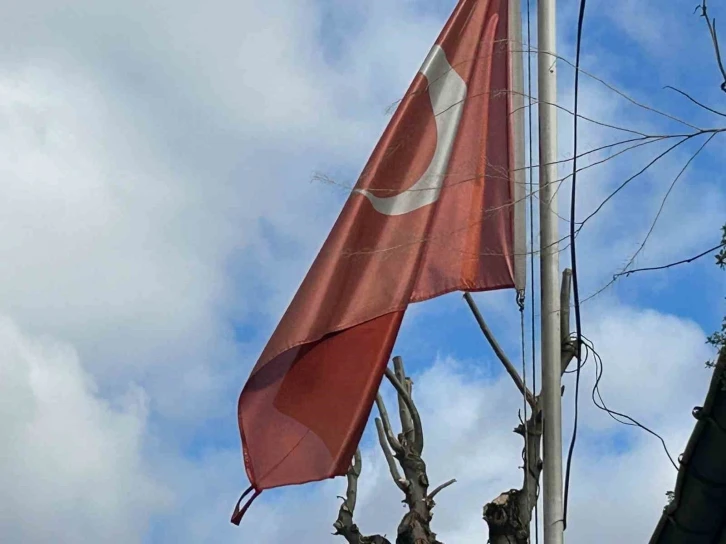 Eskişehir’de bakımsız Türk bayrağının hali tepkiye sebep oldu
