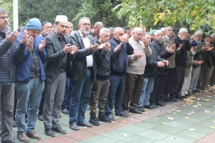 Eskişehir’de Gazze’de İsrail’in hastane saldırısında hayatını kaybedenler için gıyabi cenaze namazı kılındı
