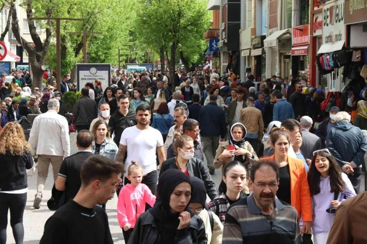 Eskişehir’de ‘iğne atsan yere düşmez’ dedirten arife günü kalabalığı
