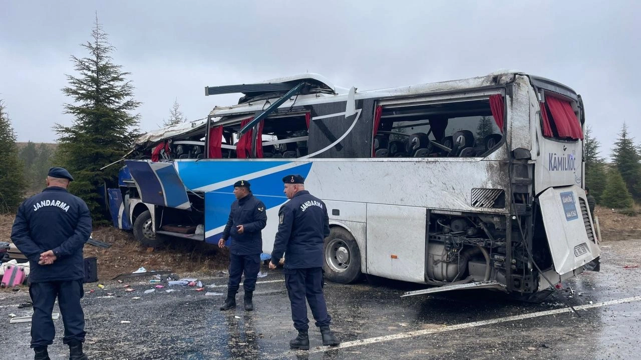 Eskişehir'de yolcu otobüsü devrildi: Ölü ve yaralılar var!