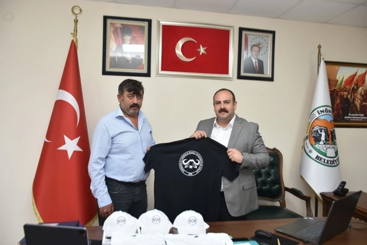 Eskişehir İnönü Belediyesi İnönülü Manda üreticilerine tişört ve şapka desteği verdi
