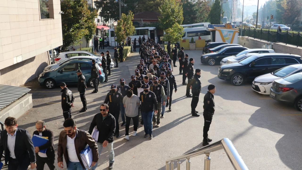 Eskişehir merkezli dolandırıcılık operasyonu! Şüpheliler adliyede