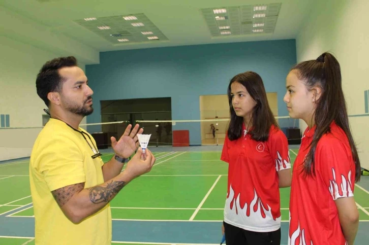 Eskişehirli ikizler, Türk badminton tarihine şimdiden isimlerini yazdılar
