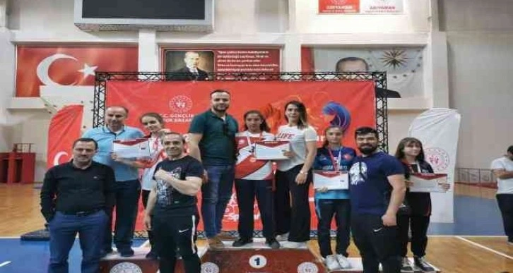 Eskişehirli sporcular bilek güreşi şampiyonasından derecelerle döndü