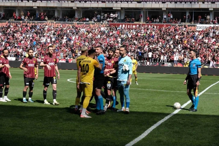 Eskişehirspor - 1926 Polatlı Belediyespor maçı başlamadan futbolcular arasında kavga çıktı
